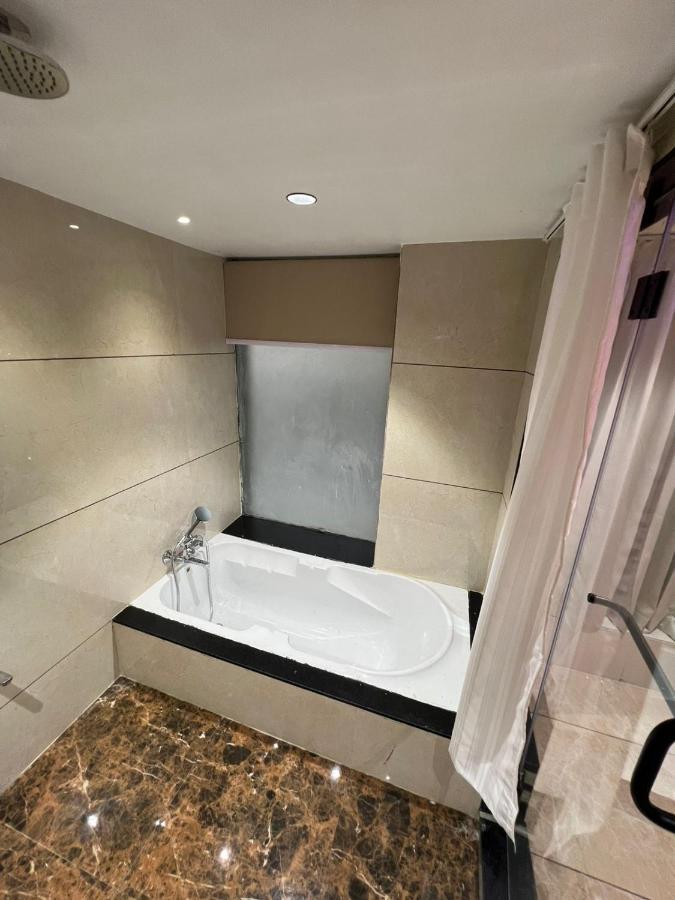 Hotel Cozzy Palace Surat Dış mekan fotoğraf