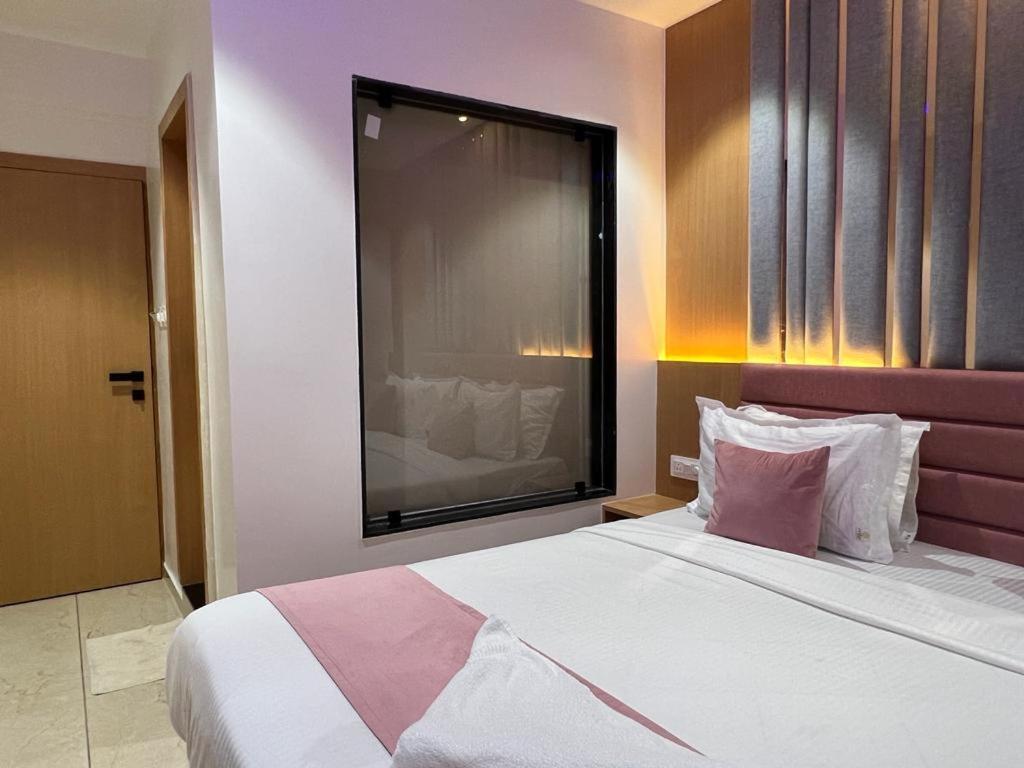 Hotel Cozzy Palace Surat Dış mekan fotoğraf