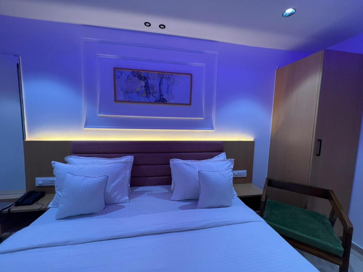 Hotel Cozzy Palace Surat Dış mekan fotoğraf