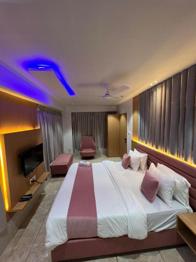 Hotel Cozzy Palace Surat Dış mekan fotoğraf