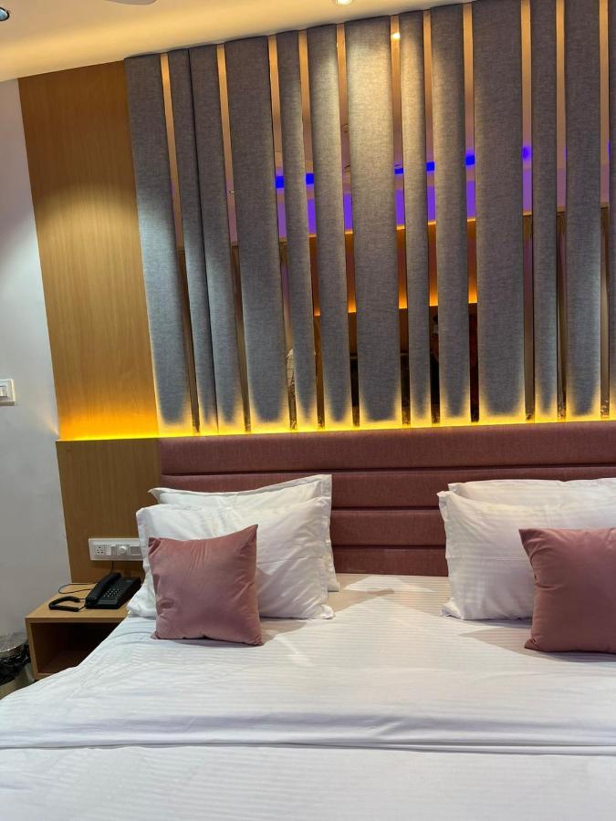 Hotel Cozzy Palace Surat Dış mekan fotoğraf
